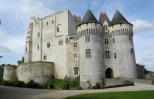 Le château Saint Jean est situé à Nogent Le Rotrou. Il a été édifié en 1020.