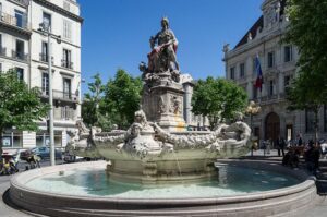 Les fontaines de Marseille, qu'elles soient anciennes ou modernes, sont bien plus que de simples structures. Elles racontent l'histoire de la ville, de ses habitants et de son évolution.